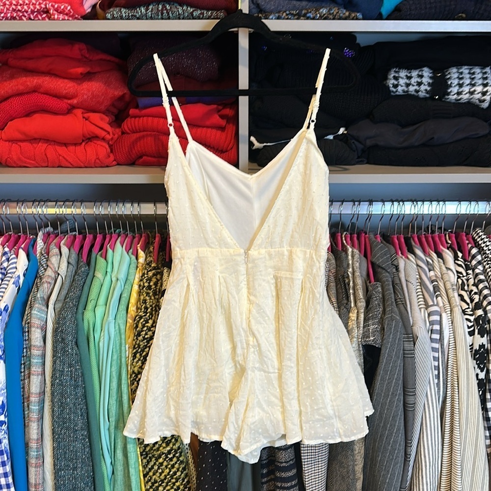 Onetheland ivory sleeveless back zipper closure v back romper size S NWT - Picture 3 of 3